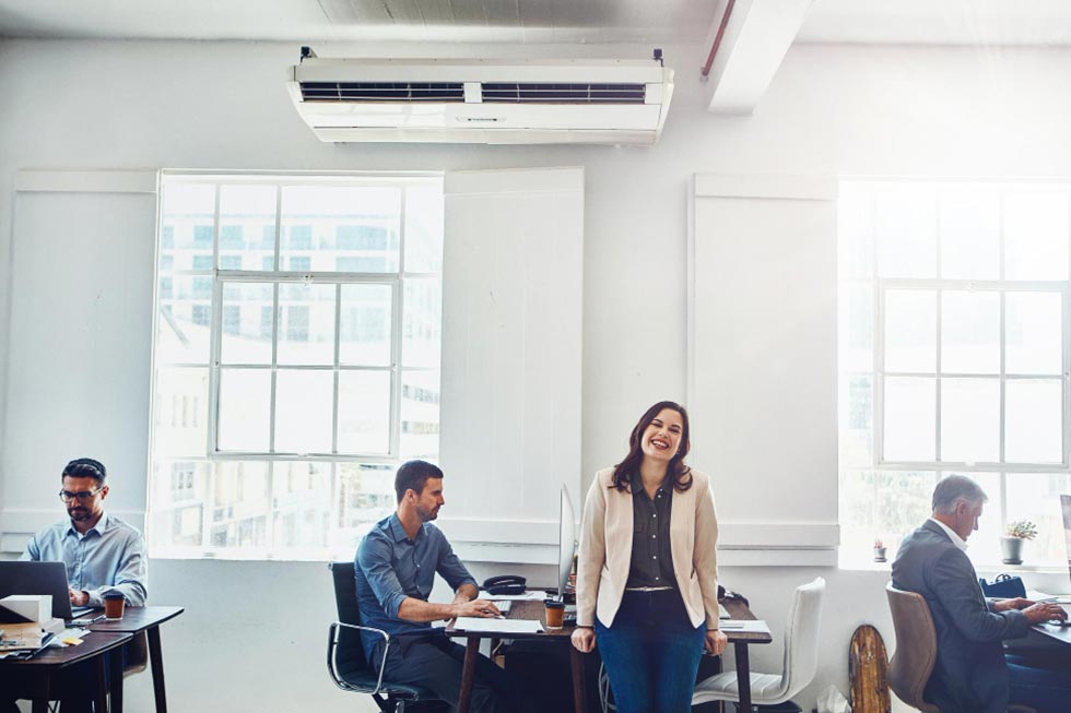 Klimatyzacja w firmie – jak utrzymać odpowiednią temperaturę bez nadmiernego zużycia energii