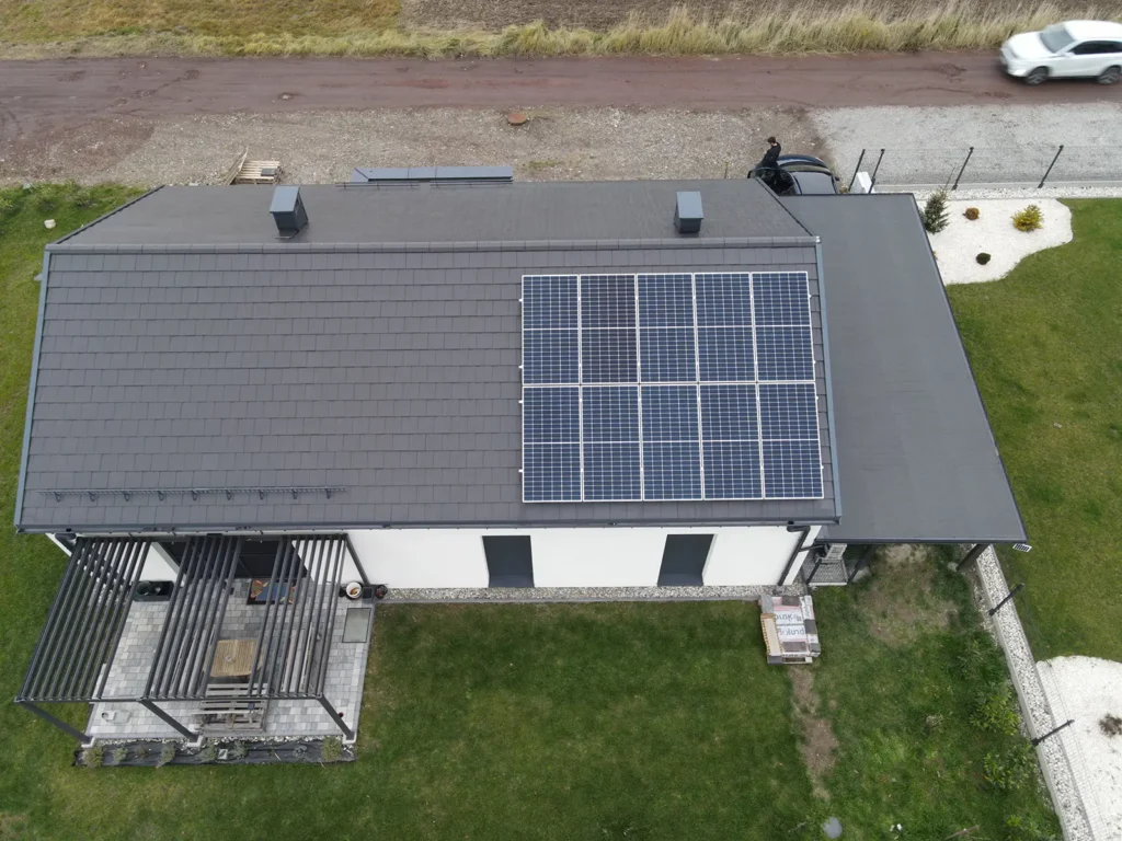 Instalacja fotowoltaiczna o mocy 4,500 kWp zamontowana na dachu budynku w Gorzycach.