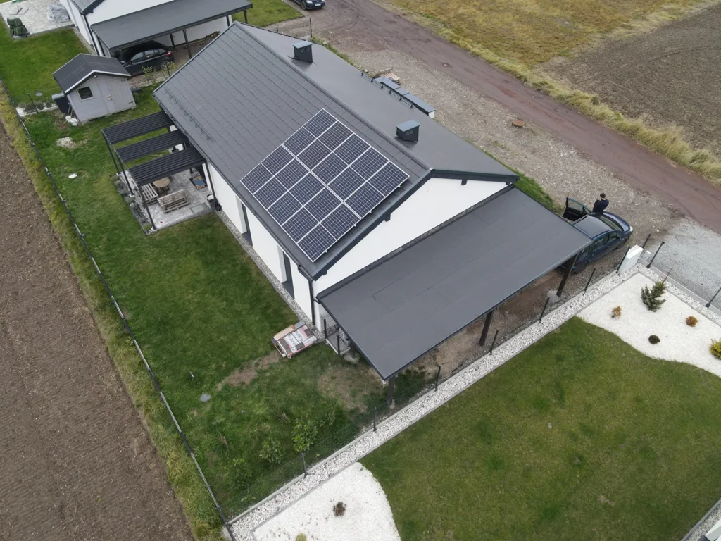 Widok z góry na instalację fotowoltaiczną 4,500 kWp na dachu budynku w Gorzycach.