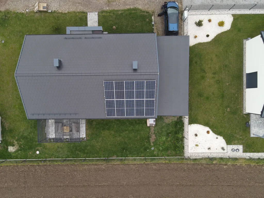  Instalacja fotowoltaiczna o mocy 4,500 kWp w Gorzycach widziana z lotu ptaka.