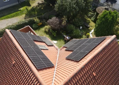 Instalacja fotowoltaiczna na skośnym dachu budynku mieszkalnego w Knurowie.