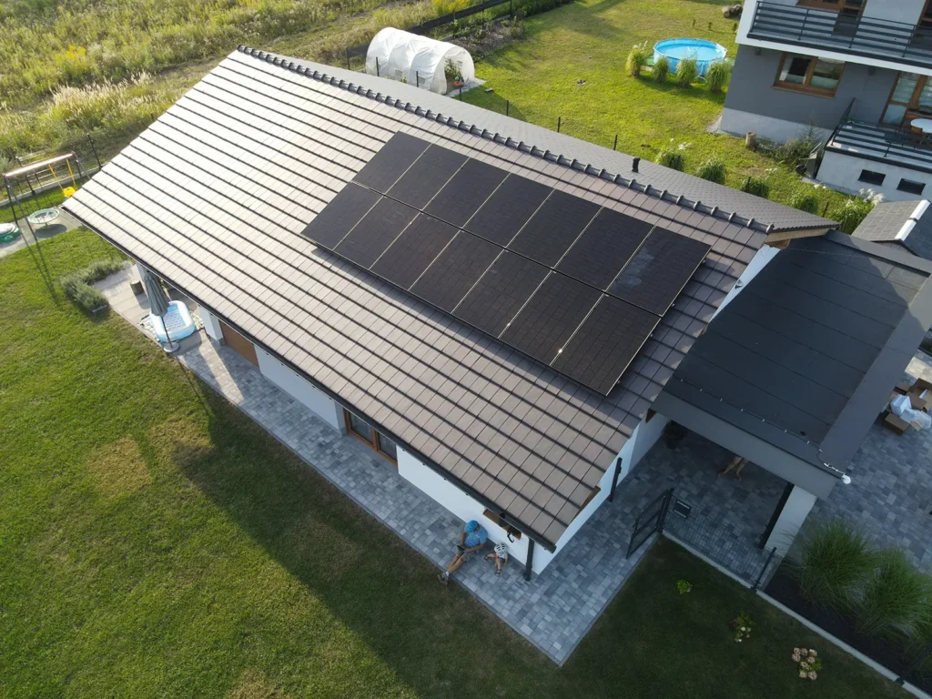 Instalacja fotowoltaiczna o mocy 6,160 kWp zamontowana na dachu budynku w Turzy Śląskiej, składająca się z paneli Jinko Solar 440Wp N-Type Full Black.