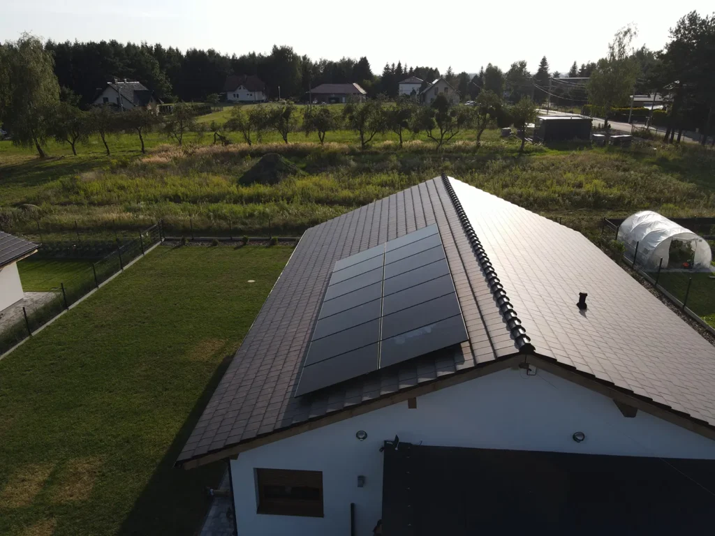 Widok instalacji fotowoltaicznej na dachu budynku w Turzy Śląskiej, składającej się z 14 paneli Jinko Solar 440Wp.