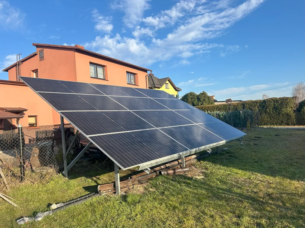 Instalacja fotowoltaiczna o mocy 7,020 kWp zamontowana na naziemnej konstrukcji w Turzy Śląskiej. Panele ustawione pod optymalnym kątem dla maksymalnej efektywności energetycznej.