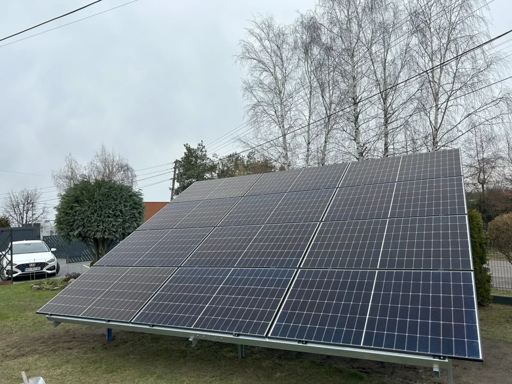 Instalacja fotowoltaiczna o mocy 5,760 kWp zamontowana na naziemnej konstrukcji w Wodzisławiu Śląskim, widok od frontu.