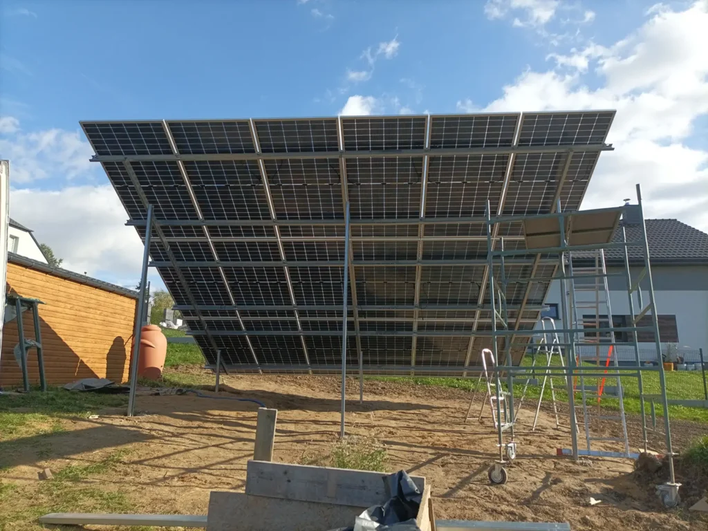 Widok instalacji fotowoltaicznej zamontowanej na gruncie, składającej się z 18 paneli Jinko Solar 540Wp Glass-Glass, gwarantujących wysoką wydajność.