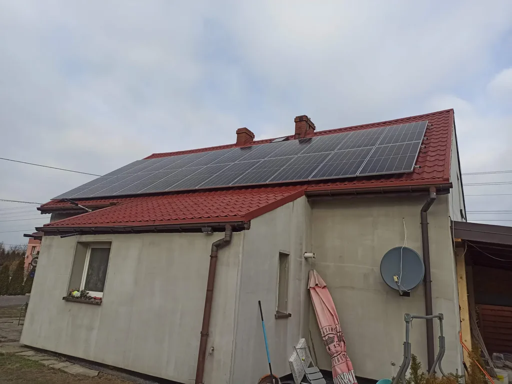 Instalacja fotowoltaiczna o mocy 9,900 kWp zamontowana na dachu budynku w Wodzisławiu Śląskim, składająca się z paneli Longi Solar 450 Wp.