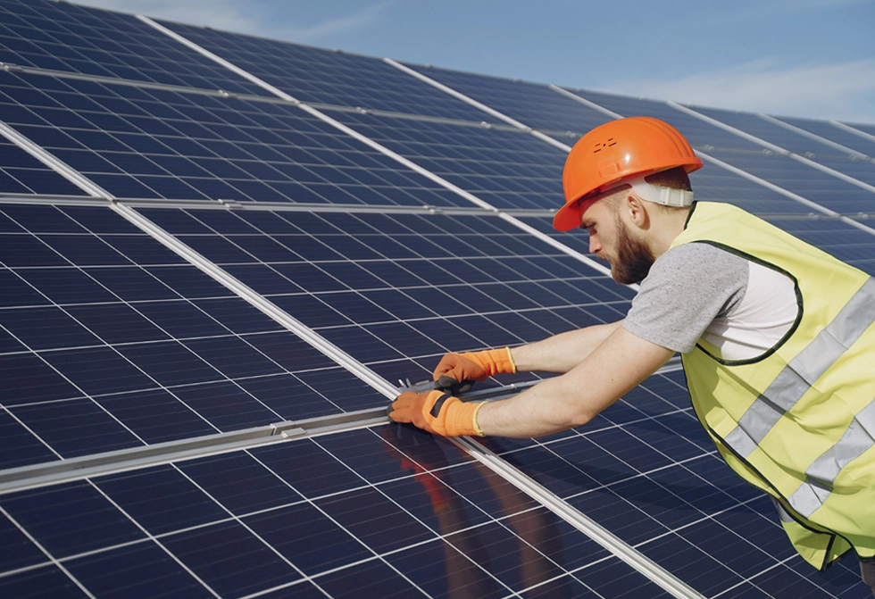 Montaż paneli fotowoltaicznych na dachu – inwestycja w odnawialne źródła energii